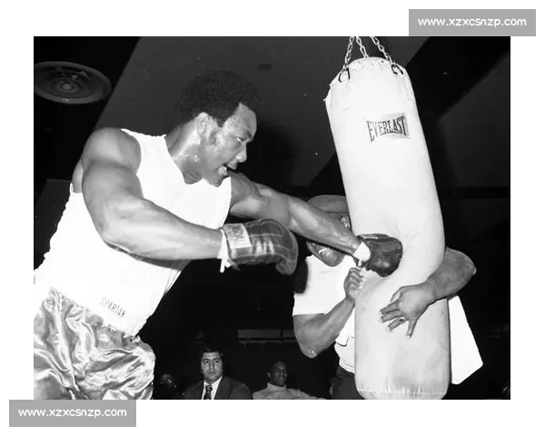 力量与意志的巅峰对决刘易斯对阵福尔曼的传奇之夜拳台史诗重塑时代荣光